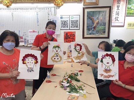 社區長者同樂，花草拼貼自畫像成果。圖／黃閎源里長提供