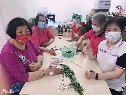 善用植物特性，將艾草手工做成艾條。圖／黃閎源里長提供