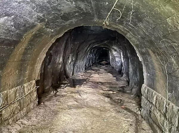 新北市萬里區公所人員與礦業退休人員交流協會理事長周朝南等人,進入神主嶺隧道勘查後,認為有修復價值。圖/萬里區公所提供