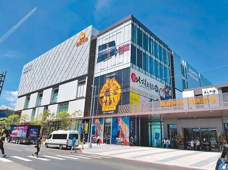 達麗建設位於高雄「岡山樂購站前廣場」23日開幕，首度跨足收益型商用不動產。圖∕蔡惠芳