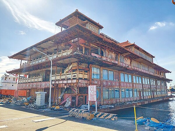 高雄市海上皇宮目前被放置在旗津港勤船渠內,經風吹日曬後,外觀已經殘破不堪,裝潢斑駁,已經成廢墟。(高雄港務分公司提供/洪靖宜高雄傳真)