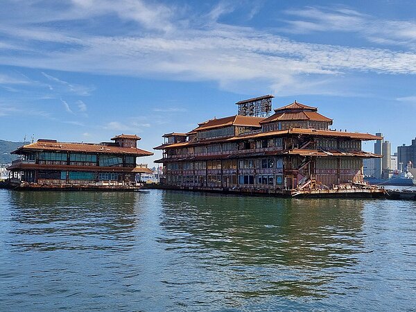 閒置20多年的海上皇宮目前停靠在高港碼頭,近日點交後將拆除。記者林巧璉/翻攝