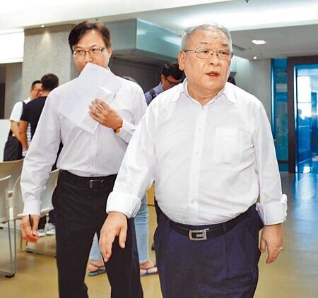 涉及錢櫃KTV大火案的錢櫃董事長練台生(右),遭法院裁定延長限制出境、出海8個月。(本報資料照片)