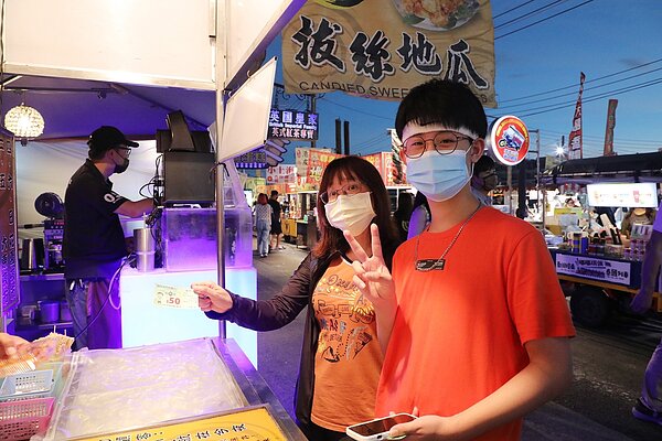 台南市政府近期推出「市場夜市銅板快閃夠購go」活動,在各區的市場、或夜市快閃發送50元面額的抵用券。圖/台南市政府提供