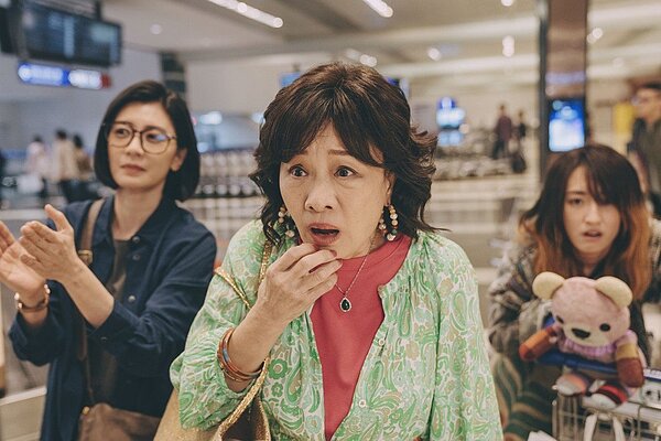 比莉（中）確診無法出席「媽，別鬧了！」首映。圖／Netflix提供