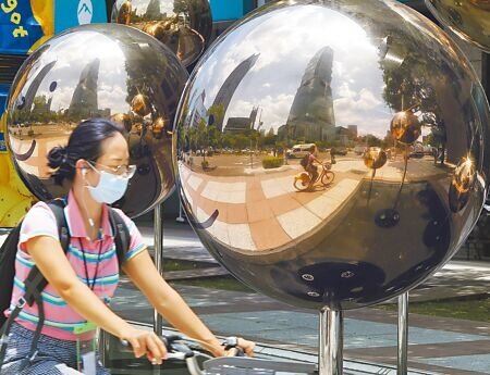 天氣炎熱,6月用電量連日衝高,近日已逼近台電原本預計7月下旬才會達到的4000萬瓩。圖為台北市信義區日前豔陽高照的畫面。(季志翔攝)