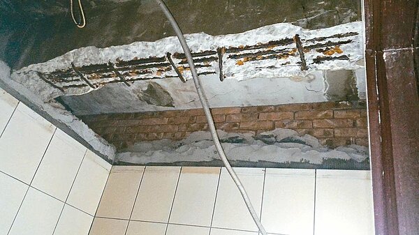 蘆洲長安街193巷公寓屋況差,不少住戶家中鋼筋裸露,難以居住。圖/新北住都中心提供