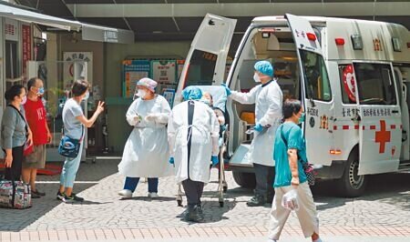 中央流行疫情指揮中心曾表示,染疫後3個月內一定有抵抗力,如同吃到無敵星星,台北市聯醫陽明院區胸腔科醫生蘇一峰24日火力全開炮轟,無敵星星根本是「不在第一線講的幹話」。圖為救護車將病患送至台北長庚醫院急診室就診。(羅永銘攝)