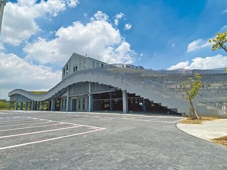 斥資逾8億元打造的台南市新化果菜市場,原本預計今年6月底試營運,現仍在進行二期優化工程中,搬遷進度延宕,力拚9月試營運,10月開幕。(曹婷婷攝)