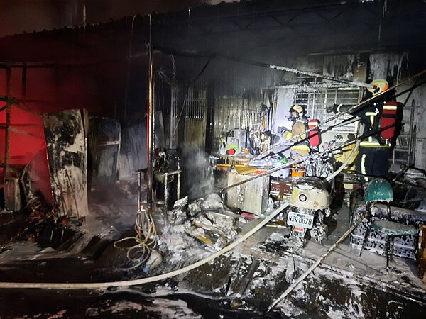 民宅深夜起火住警器鳴叫救命,女屋主驚醒順利逃生。記者游明煌/翻攝