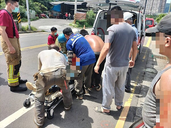 基隆工人建築工地2樓鷹架墜落2鋼筋刺穿亡。記者游明煌/翻攝