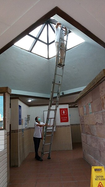 花蓮縣府觀光處接獲網友反映,已請廠商架梯在屋頂貼膜改善。圖/觀光處提供