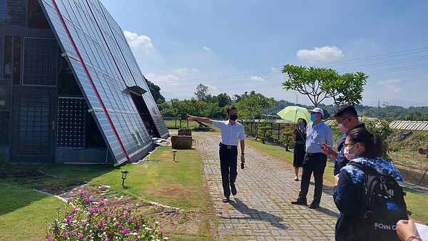 嘉義縣府經濟發展處長江振瑋處24日帶嘉縣城鄉經理人協會員參訪「竹崎太陽光電屋」,光電屋靠著太陽能發電,已達到80%自足供電率。圖/嘉縣府提供