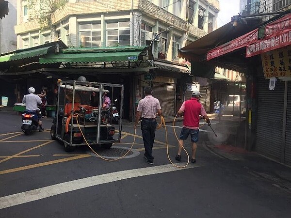 錦忠里長在防疫工作上相當不遺餘力，總是親自一起實施防疫工作。圖／取自台北市信義區改善民俗委員會長＆長春里里長 許錦忠臉書