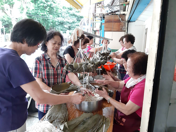 里內的志工幫忙親手包粽子，將滿滿的溫暖送給里民。圖／取自台北市信義區雅祥里辦公室臉書