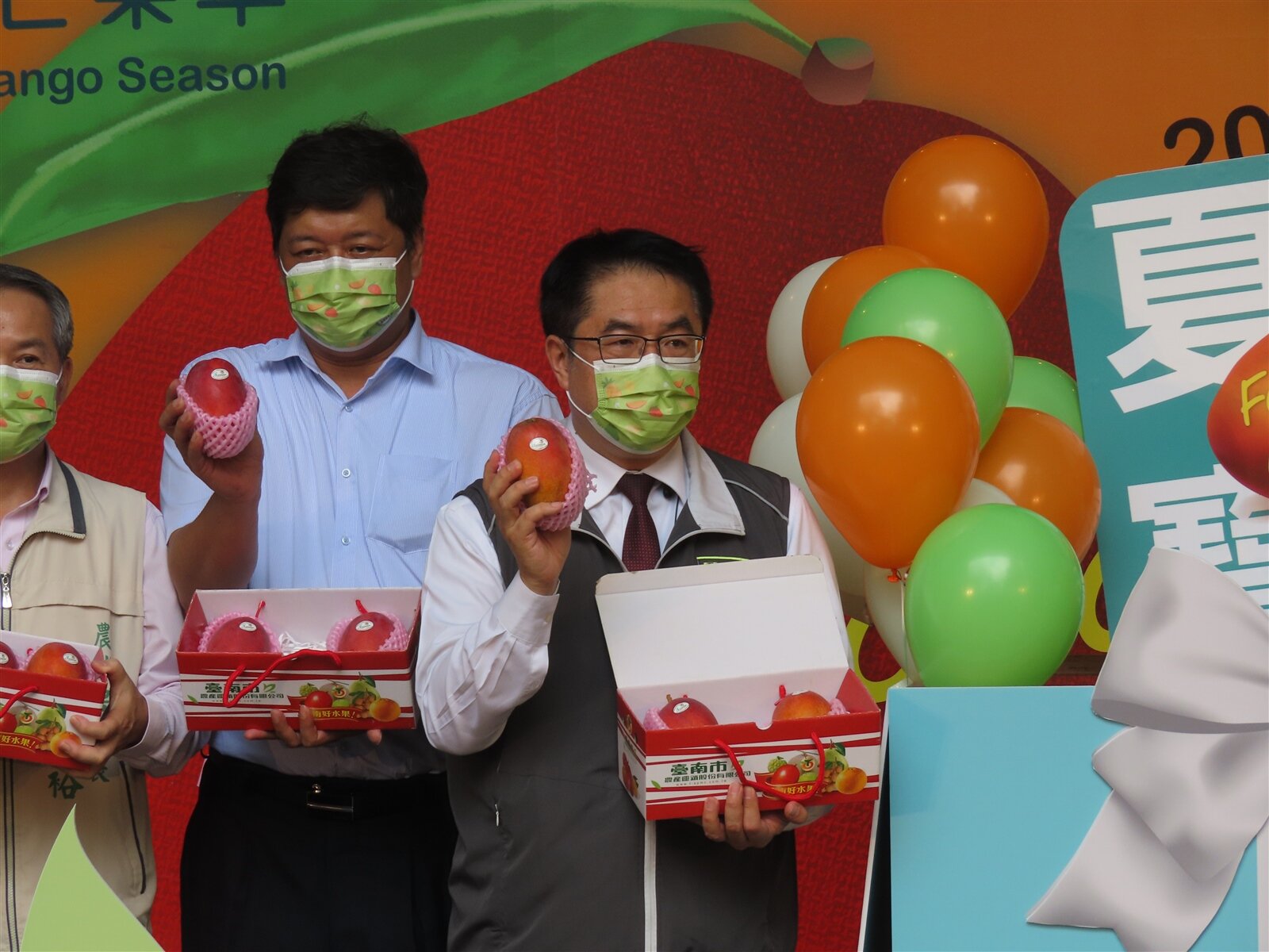 台南市長黃偉哲中午至新北市板橋大遠百促銷台南芒果。記者李定宇/攝影