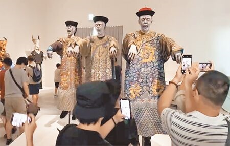 台南美術館2館《亞洲的地獄與幽魂》特展首日開展時，大批民眾都衝著看「殭屍」而來。（洪榮志攝）
