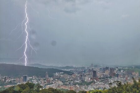 今年前5個月，落雷有7751次，比去年同期多出8成，顯示雲對地放電現象有回升。圖為台北天空閃電頻頻。（杜宜諳攝）