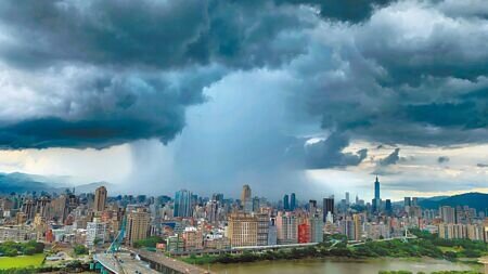 大台北地區25日上午天氣炎熱，但過中午之後風雲變色、烏雲密布，在台北上空形成雨瀑。（姚志平攝）