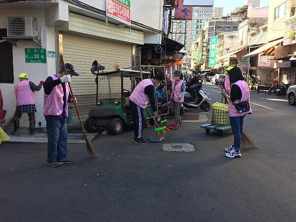 長春里的環保義工會定期掃除里內的大街小巷。圖／取自台北市信義區改善民俗委員會長＆長春里里長 許錦忠臉書