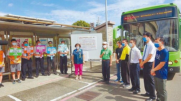 台中市交通局658副線公車將於7月1日通車,市議員吳敏濟(右六)25日於大安國中校門口,舉行通車說明會。(吳敏濟提供/陳世宗台中傳真)