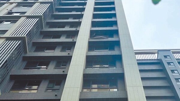 桃園市楊梅區一處大樓25日中午傳出巨響,疑為18歲傅姓學生在家做實驗不慎引發氣爆。(翻攝畫面/蔡明亘桃園傳真)