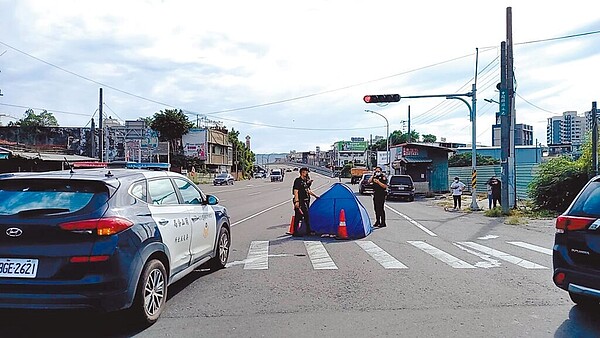 高雄市岡山區嘉新西路與岡山路口25日發生死亡車禍，騎腳踏車的菲籍女騎士當場死亡。對於該路口，警方未來將加強科技執法。（翻攝照片／林瑞益高雄傳真）