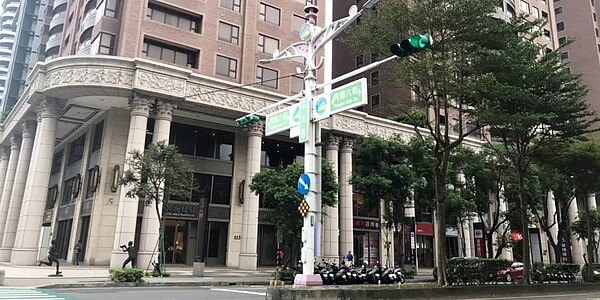 看好更多商業服務機能進駐,七都預售店王房價,以成熟重劃區領風騷。圖為桃園藝文特區豪宅、豪辦聚落高端店面。圖/中時報系資料照