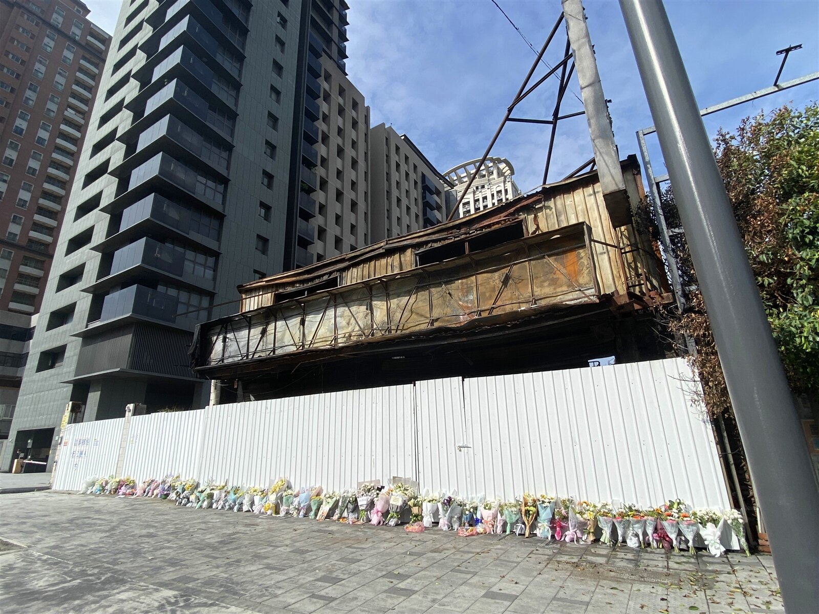 新竹市正義輪胎行二兒子陳彥翔15日惡意縱火，造成8名家庭成員葬身火窟，陳家將於今天上午舉辦告別式。記者王駿杰/攝影 