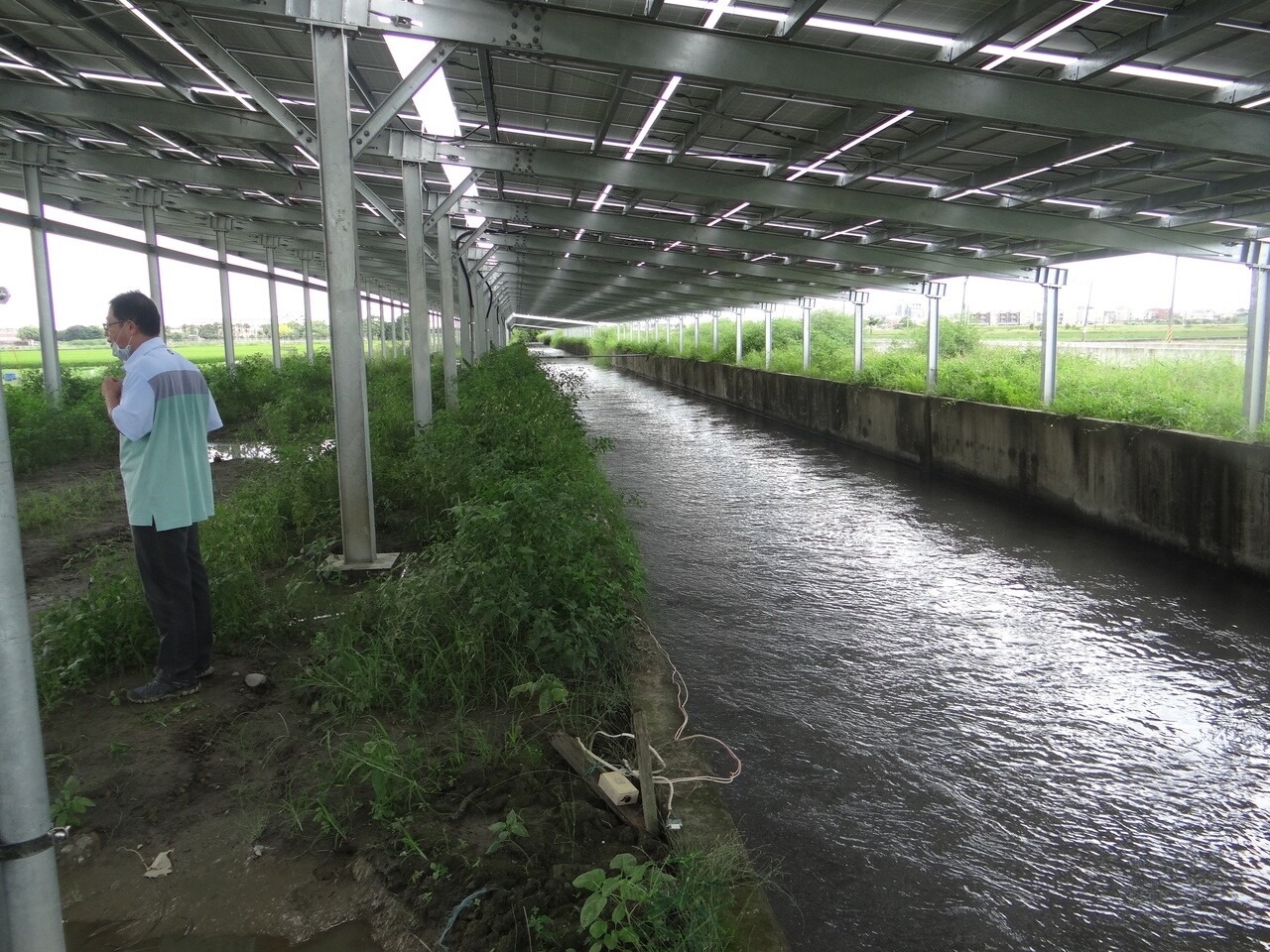 農水署在嘉南大圳雲林土庫段搭建多功能光電系統，既可維護水質，又可提供社區休閒空間，卻遭村民以安全為由反對。記者蔡維斌／攝影 