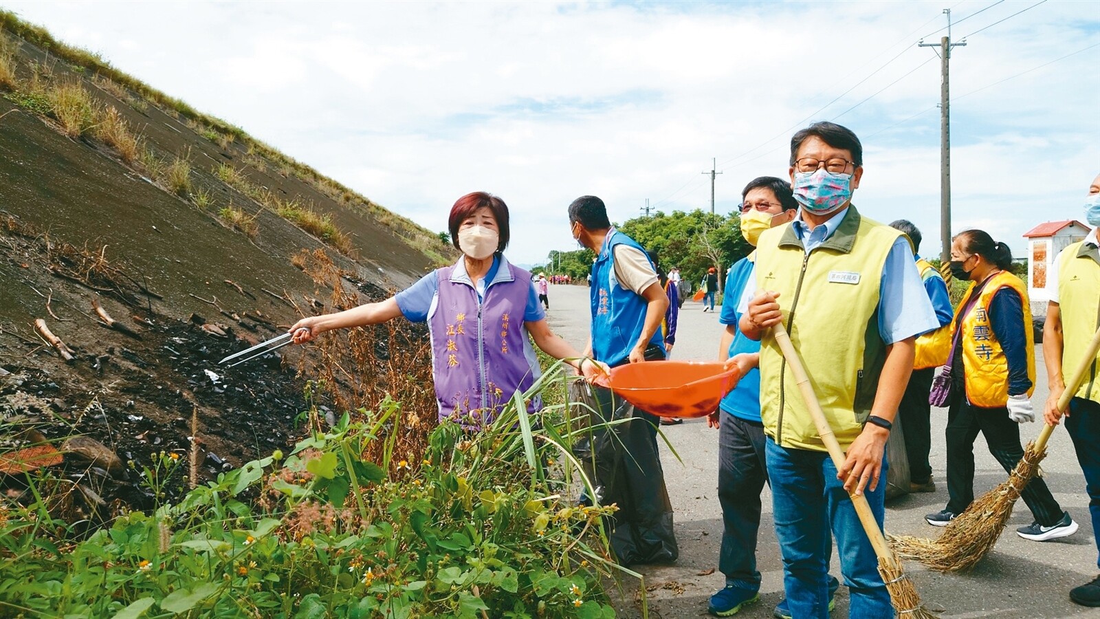 溪洲鄉公所與第四河川局舉辦淨溪活動，現場撿到被燒焦的芭樂套袋等廢棄物，堤防也留下燻黑的痕跡。記者簡慧珍／攝影 