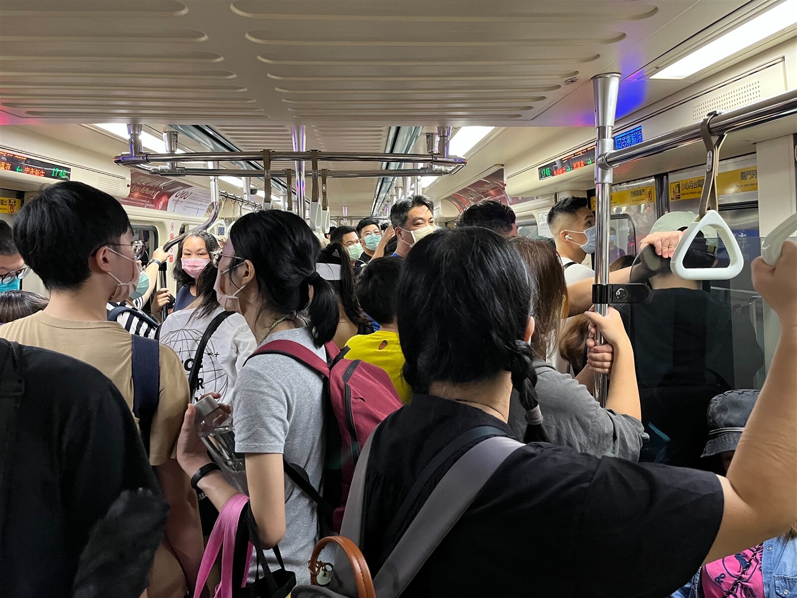 台北捷運表示，6月18日那個周六運量回升至112萬人次，7月起將逐步恢復板南線及淡水信義線假日區間車。記者徐偉真／攝影 