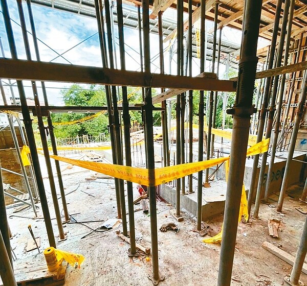 基隆市七堵區堵南街一處建築工地,林姓工人疑踩空自二樓鷹架處墜落,被下方突出的鋼筋刺穿左胸死亡。記者游明煌/翻攝