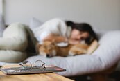 研究：休假日比平常晚睡不應超過這限度　否則有損健康