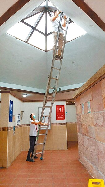 花蓮知名景點七星潭風景區一座公廁,被民眾發現廁所上方玻璃會反射,站在廁所外就可窺見如廁狀況,縣府25日派員改善。(花蓮縣政府提供/王志偉花蓮傳真)
