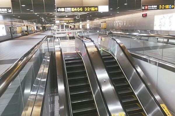 疫情燒不停,民眾擔心受到感染,紛紛自主減少外出。圖/記者邱德祥攝影