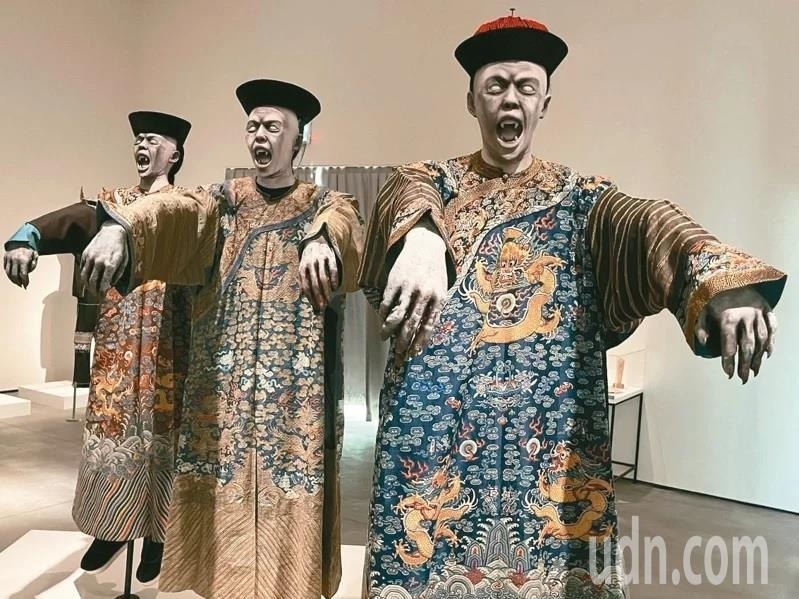 台南市美術館「亞洲的地獄與幽魂」特展開展，其中「湘西趕屍」，如同電影中殭屍躍入眼簾，令人不寒而慄。記者邵心杰／攝影 