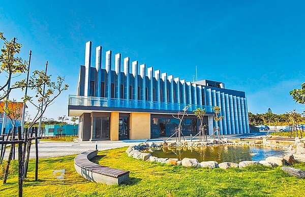 鹿港福興水資源中心得到2022年建築園治獎。銜接的汙水下道工程,將進行2800戶用戶接管,正加緊腳步作業中。(彰化縣政府水資處提供/吳敏菁彰化傳真)