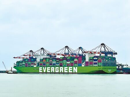 
長榮海運近年交付新船、持續強化運力，圖為第6艘全新2.4萬TEU級貨櫃輪「長彩輪」靠泊台北港。（本報資料照片）
