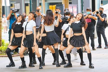 
台北疫情高原期已過，北市信義區商圈有一群年輕女子在香榭大道上表演街舞，吸引不少人駐足圍觀。（黃世麒攝）
