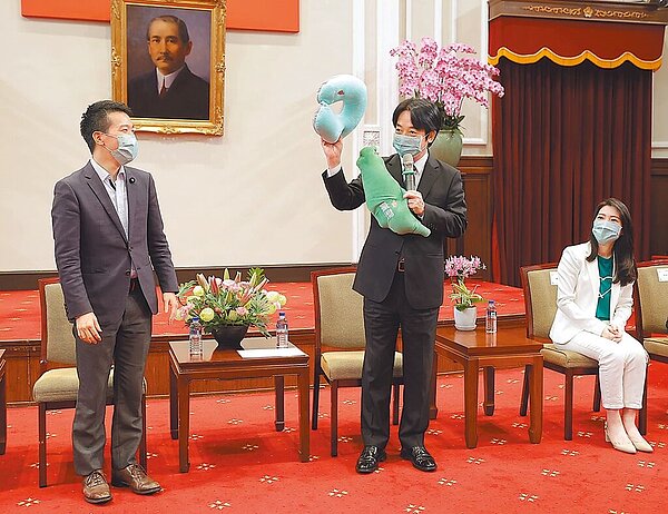 副總統賴清德因椎間盤突出造成急性下背疼痛,26日下午於台北榮民總醫院開刀。圖為賴清德23日接見福林國小棒球隊。(總統府提供)