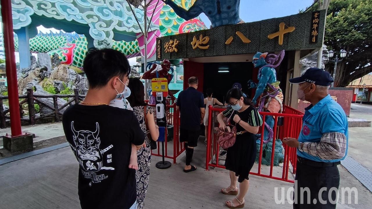 南美館殭屍展掀熱潮,連帶使麻豆代天府十八地獄遊客暴增。記者謝進盛/攝影