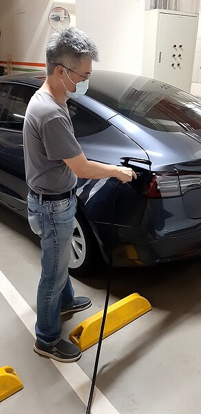 台中市南區「璀璨工學」社區大樓經區權會通過,迅速設置充電設備。圖/李中提供