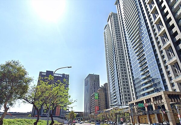 林口躍升近10年新北人口成長前段班,帶動居住及房市需求;不少建案進駐林口新市鎮推案,其中樓高41層的摩天大樓,更成為林口最高地標。圖/google map