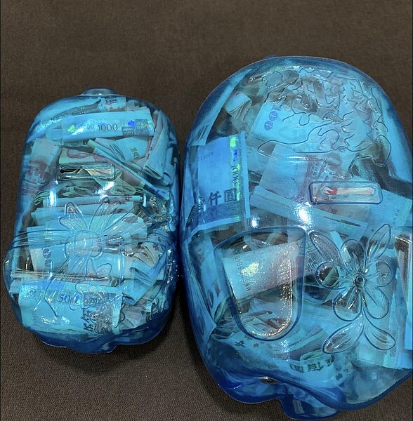 原PO分享自己的兩隻豬公。 圖/翻攝自臉書爆廢公社