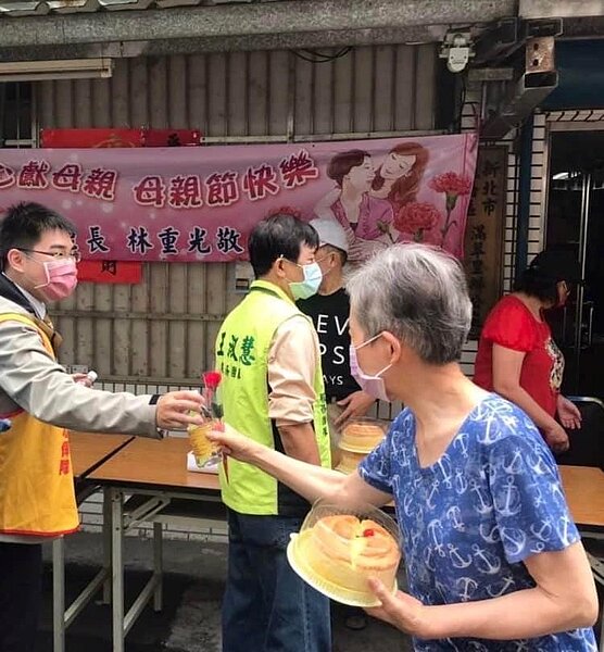 滿翠里母親節活動，感謝永慶房屋同仁協助。