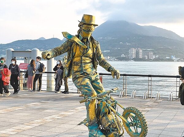 為了減緩疫情對街頭藝人的衝擊,新北市文化局推出「街頭藝術活絡展演計畫」,第一階段吸引51組表演者申請,核發約11萬餘元,7月將再開放第二波申請。圖/新北市文化局提供/蔡雯如新北傳真