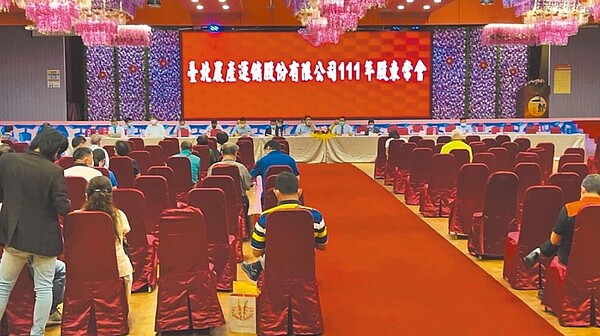 台北農產運銷公司27日召開股東大會,股東劉炎坤不滿指出,西瓜甘蔗區共28攤,北農今年要收回4攤,在疫情下無疑是落井下石。圖/劉炎坤提供/張芷瑜台北傳真