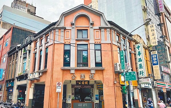 公園號酸梅湯建物被指定為古蹟後,台北市文資會27日審查周邊衡陽路4號、懷寧街96號、懷寧街98號建物,皆指定為市定古蹟。圖/台北市文化局提供/張立勳台北傳真