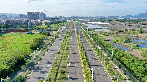 高雄市濱海聯外道路27日舉行通車典禮。高雄市政府提供